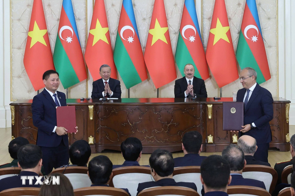 Tổng Bí thư Tô Lâm và Tổng thống Azerbaijan Ilham Aliyev chứng kiến Công ty Cổ phần Lọc hóa dầu Bình Sơn và Bộ Kinh tế Azerbaijan trao đổi Bản ghi nhớ về cung cấp dầu thô dài hạn cho Nhà máy lọc dầu Dung Quất. (Ảnh: Thống Nhất/TTXVN)