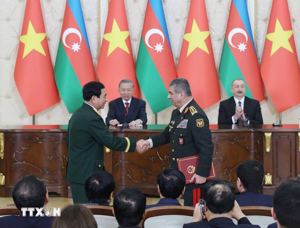 Tổng Bí thư Tô Lâm và Tổng thống Azerbaijan Ilham Aliyev chứng kiến trao Ý định thư hợp tác giữa Bộ Quốc phòng Việt Nam và Bộ Quốc phòng Azerbaijan. (Ảnh: Thống Nhất/TTXVN)