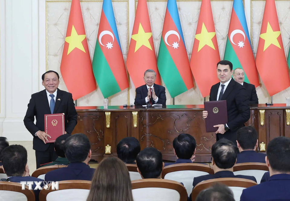 Tổng Bí thư Tô Lâm và Tổng thống Azerbaijan Ilham Aliyev chứng kiến trao đổi Bản ghi nhớ về hợp tác giữa Bộ Văn hóa, Thể thao và Du lịch Việt Nam và Bộ Văn hóa Azerbaijan. (Ảnh: Thống Nhất/ ﻿TTXVN)