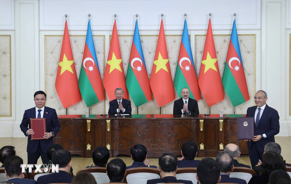Tổng Bí thư Tô Lâm và Tổng thống Azerbaijan Ilham Aliyev chứng kiến trao đổi Bản ghi nhớ trong lĩnh vực thăm dò và khai thác, dịch vụ kỹ thuật dầu khí và đào tạo giữa Tập đoàn Công nghiệp - Năng lượng Quốc gia Việt Nam và Bộ Kinh tế Azerbaijan. (Ảnh: Thống Nhất/TTXVN)
