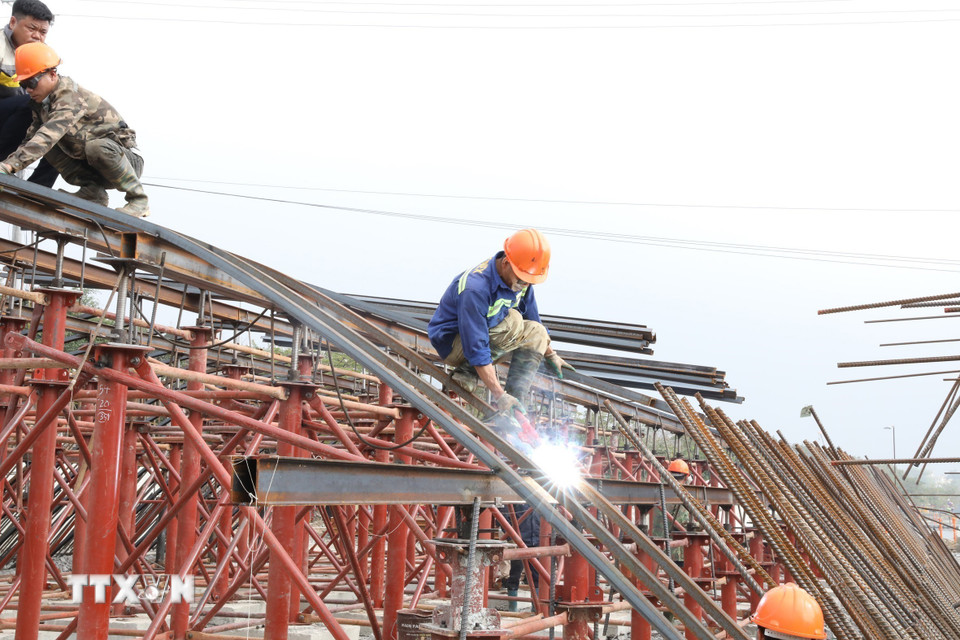 Không khí lao động tại công trường xây dựng cầu qua sông Tràng An, phường Hoa Lư ngày đầu Năm mới. (Ảnh: Đức Phương/TTXVN)