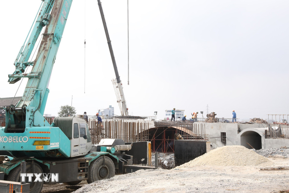 Không khí lao động tại công trường xây dựng cầu qua sông Tràng An, phường Hoa Lư ngày đầu Năm mới. (Ảnh: Đức Phương/TTXVN)