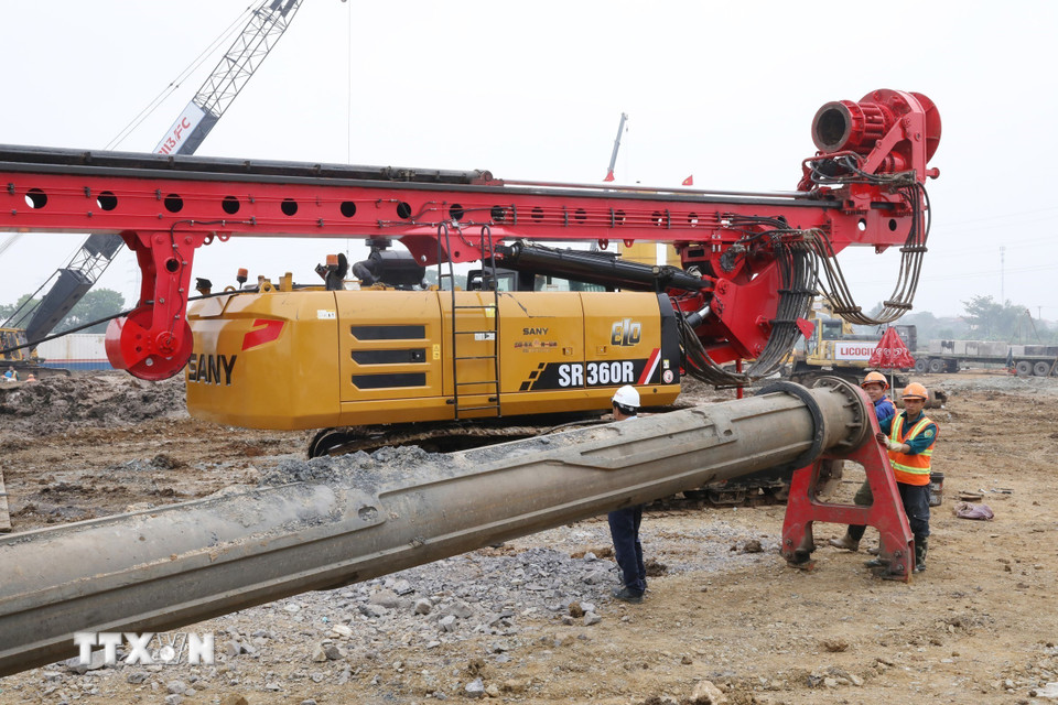 Cán bộ, kỹ sư, công nhân hăng say làm việc tại công trình xây dựng Nhà ở xã hội Hoa Lư ngày đầu Năm mới. (Ảnh: Đức Phương/TTXVN)
