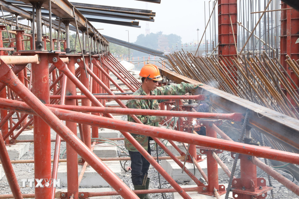 Không khí lao động tại công trường xây dựng cầu qua sông Tràng An, phường Hoa Lư ngày đầu Năm mới. (Ảnh: Đức Phương/TTXVN)