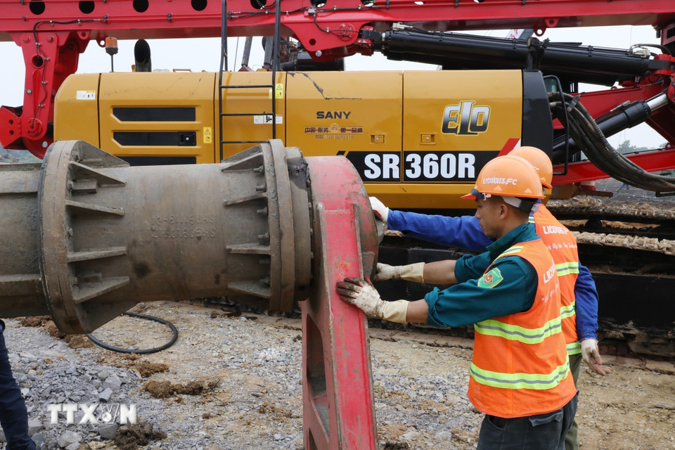 Cán bộ, kỹ sư, công nhân hăng say làm việc tại công trình xây dựng Nhà ở xã hội Hoa Lư ngày đầu Năm mới. (Ảnh: Đức Phương/TTXVN)