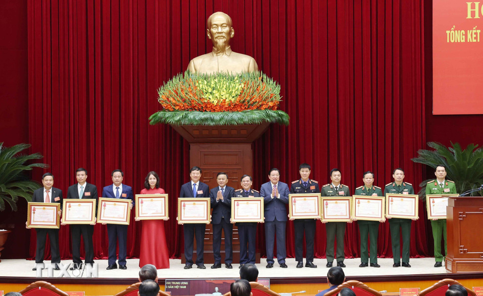 Các cá nhân có thành tích xuất sắc nhận Huân chương Lao động Hạng Nhất, Nhì, Ba. (Ảnh: Phương Hoa/TTXVN)