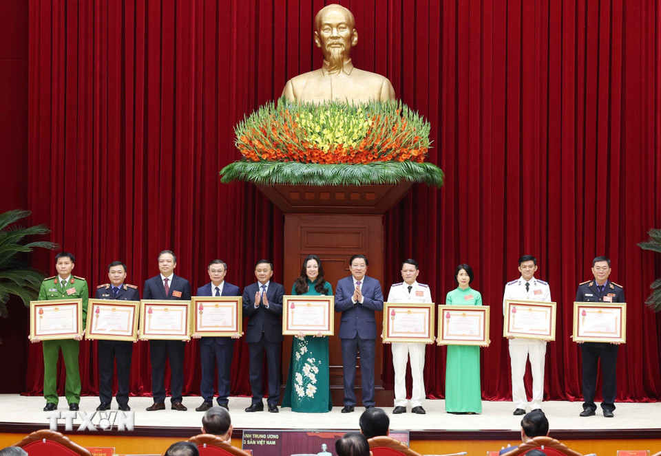 Các cá nhân có thành tích xuất sắc nhận Huân chương Chiến công Hạng Nhất, Nhì; Huân chương Lao động Hạng Ba. (Ảnh: Phương Hoa/TTXVN)