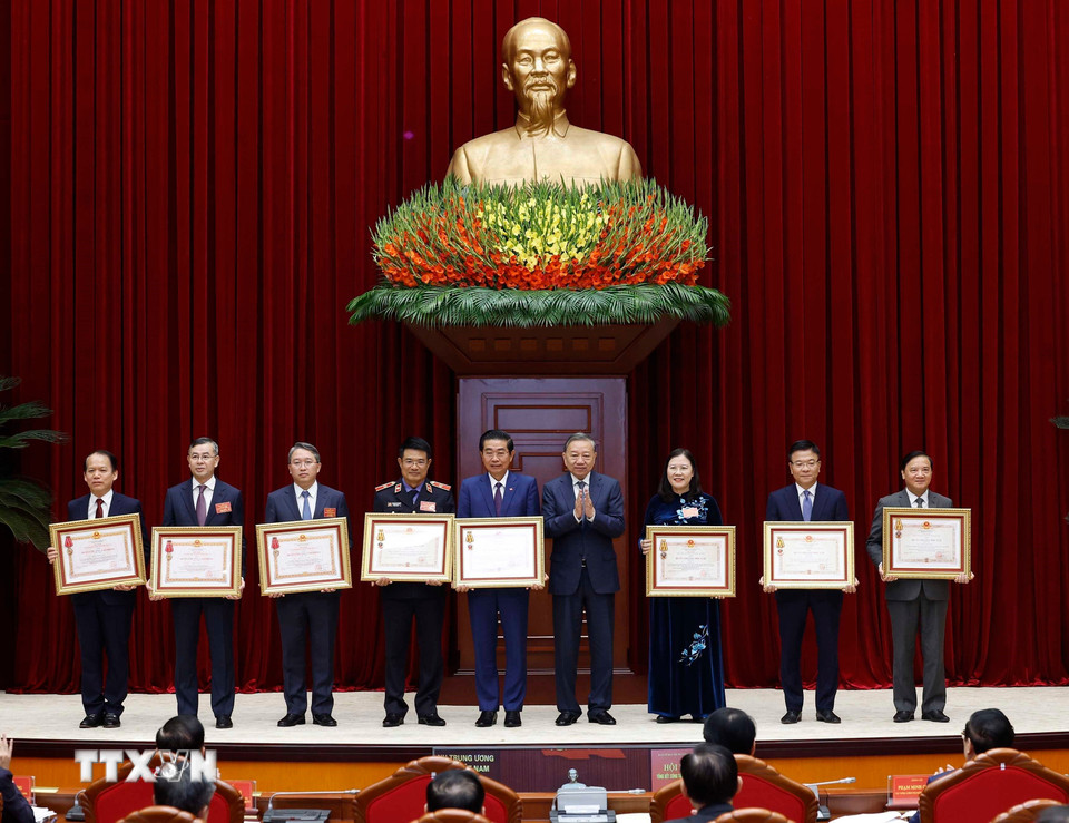 Tổng Bí thư Tô Lâm trao tặng Huân chương Độc lập hạng Ba; Huân chương Lao động hạng Nhất cho các đồng chí lãnh đạo. (Ảnh: Thống Nhất/TTXVN)