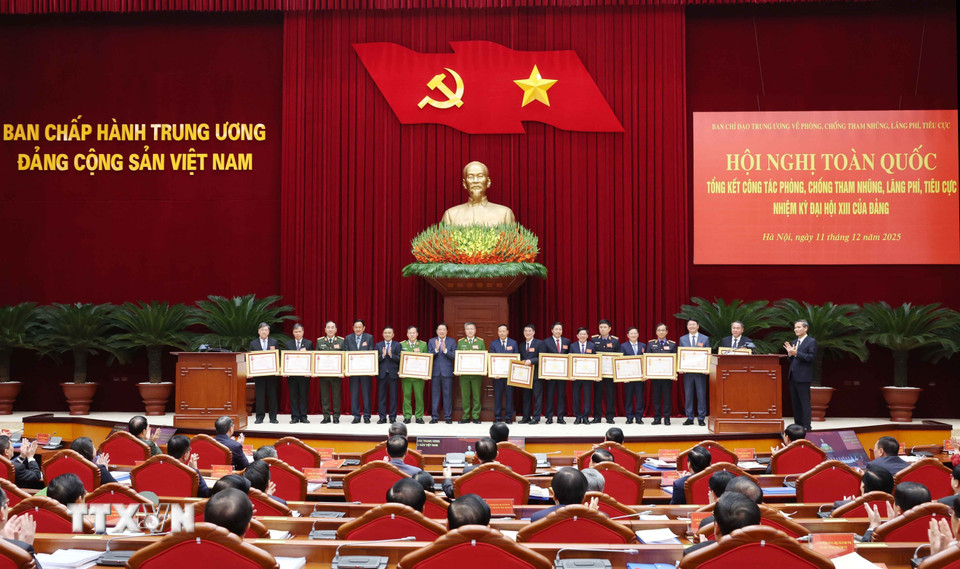 Các đồng chí lãnh đạo các ban, bộ ngành có thành tích xuất sắc nhận Huận chương Độc lập Hạng Ba, Huân chương Quân công Hạng Ba, Huân chương Lao động Hạng Nhất, Nhì. (Ảnh: Phương Hoa/TTXVN)