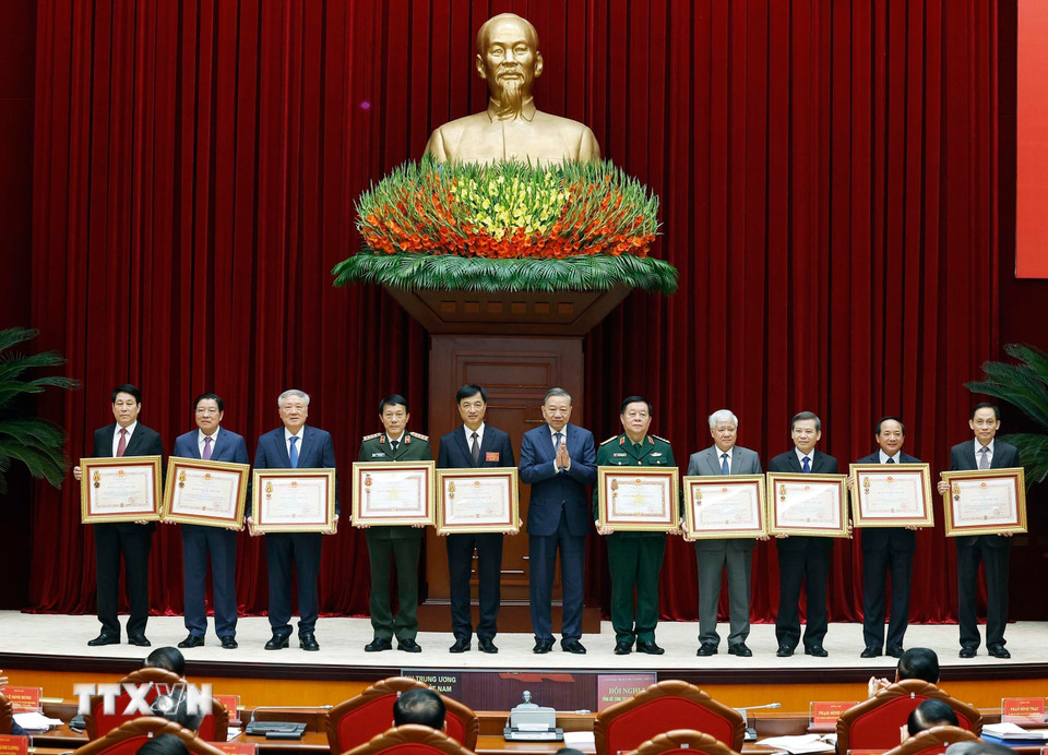 Tổng Bí thư Tô Lâm trao tặng Huân chương Độc lập hạng Nhất, Nhì, Ba; Huân chương Quân công hạng Nhì, Ba cho các đồng chí lãnh đạo. (Ảnh: Thống Nhất/TTXVN)