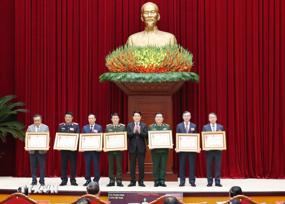 Chủ tịch nước Lương Cường trao Huân chương Lao động hạng Nhất, Huân chương Bảo vệ Tổ quốc hạng Nhất cho các ban, bộ ngành có thành tích xuất sắc. (Ảnh: Phương Hoa/TTXVN)