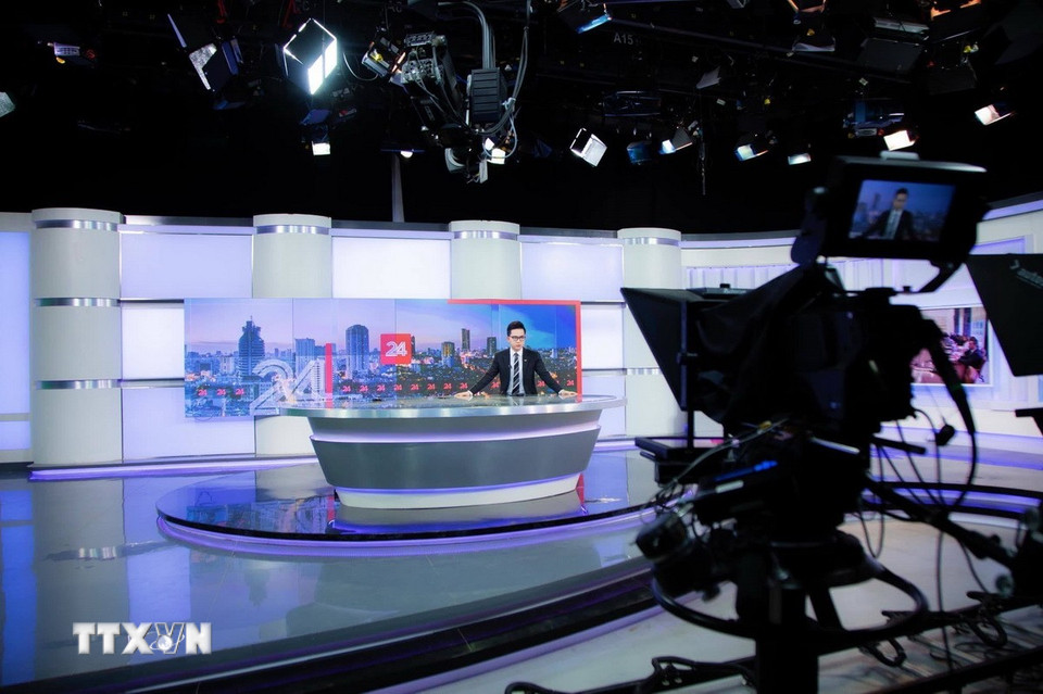 Hòa cùng dòng chảy mạnh mẽ, hiện đại của công nghệ kỹ thuật, báo chí số được phép thỏa sức sáng tạo, mang đến cho công chúng độc giả nhiều hình thức truyền thông phong phú, hấp dẫn. Trong ảnh: Sản xuất một chương trình của Đài Truyền hình Việt Nam. (Ảnh: VTV.VN)