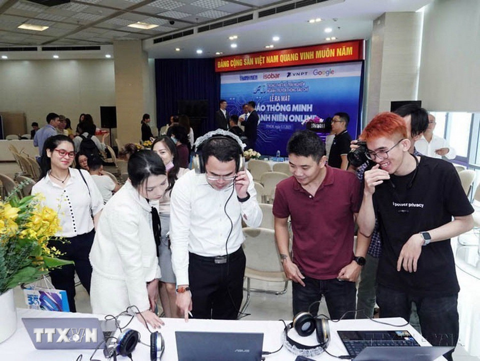 Người dùng trải nghiệm “Báo thông minh Thanh Niên Online”, tích hợp trí tuệ nhân tạo (AI), nhằm tăng cường trải nghiệm nội dung cho độc giả (6/1/2021). (Ảnh: Ngọc Thạch/TTXVN phát)