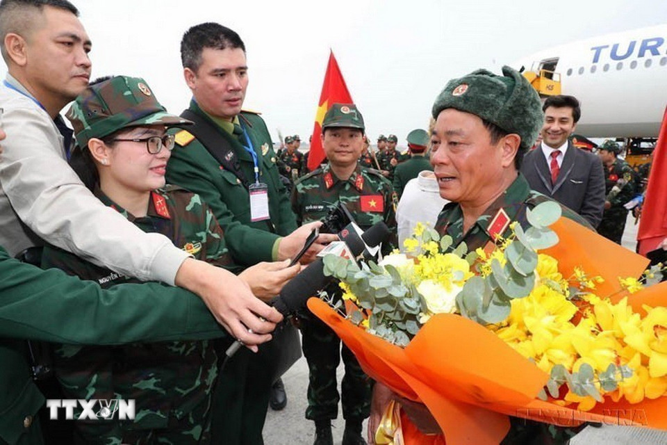 Báo chí phỏng vấn trưởng đoàn công tác ngay sau khi xuống máy bay tại Lễ đón đoàn cán bộ, chiến sỹ Quân đội nhân dân Việt Nam hoàn thành xuất sắc nhiệm vụ cứu hộ các nạn nhân của trận động đất ở Thổ Nhĩ Kỳ trở về (Hà Nội, 23/2/2023). (Ảnh: Trọng Đức/TTXVN)