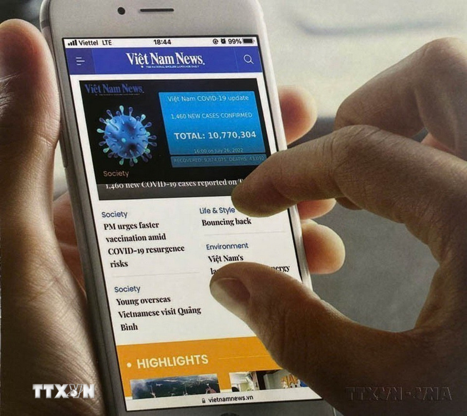 Hòa cùng dòng chảy mạnh mẽ, hiện đại của công nghệ kỹ thuật, báo chí số thỏa sức sáng tạo, mang đến cho công chúng độc giả nhiều hình thức truyền thông phong phú, hấp dẫn dựa trên việc ứng dụng các phần mềm kỹ thuật số tiên tiến. Trong ảnh: Ứng dụng Vietnam News Daily trên điện thoại thông minh, bạn đọc có thể tiếp cận báo Việt Nam News ở mọi nơi, mọi lúc. (Ảnh: TTXVN phát)