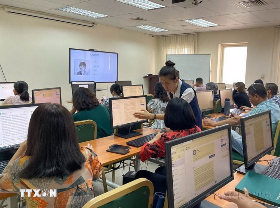 Nhà báo Nguyễn Thi Uyên, báo Nhân Dân, giới thiệu các công cụ để sản xuất một sản phẩm thông tin bằng trí tuệ nhân tạo. (Ảnh: TTXVN)