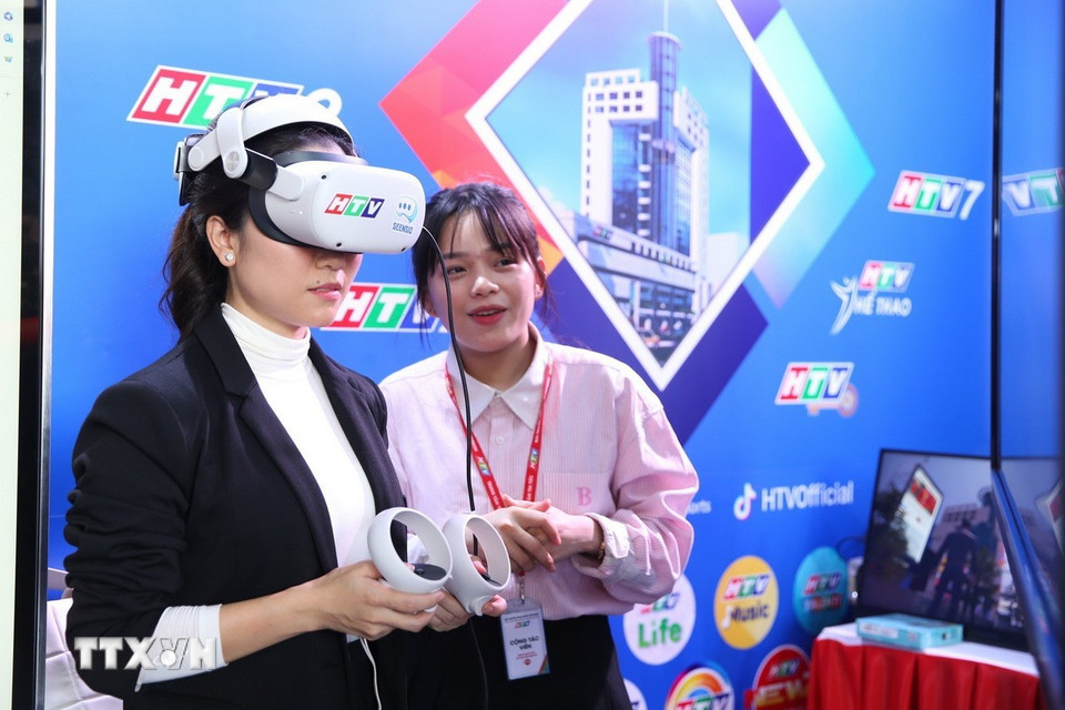 Báo chí và truyền thông Việt Nam đã kịp thời thích ứng với môi trường công nghệ số, liên tục cho ra mắt các ấn bản trực tuyến với đa dạng nội dung và hình thức phong phú để phục vụ nhu cầu đọc, nghe, nhìn của công chúng. Trong ảnh: "Không gian HTV" lần đầu tiên mang đến trải nghiệm không gian số tương tác tại Hội Báo toàn quốc năm 2024. (Ảnh: TTXVN phát)