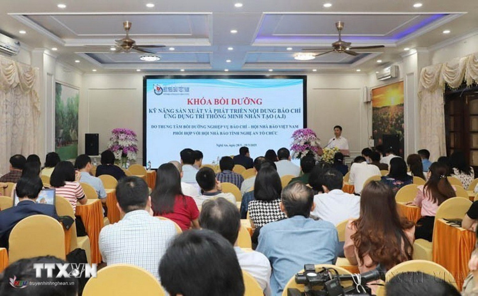 Hội Nhà báo tỉnh Nghệ An khai mạc lớp tập huấn chuyên đề "Kỹ năng Sản xuất và Phát triển Nội dung Báo chí, ứng dụng Trí tuệ Nhân tạo AI", sáng 28/3/2025. (Ảnh: TTXVN phát)