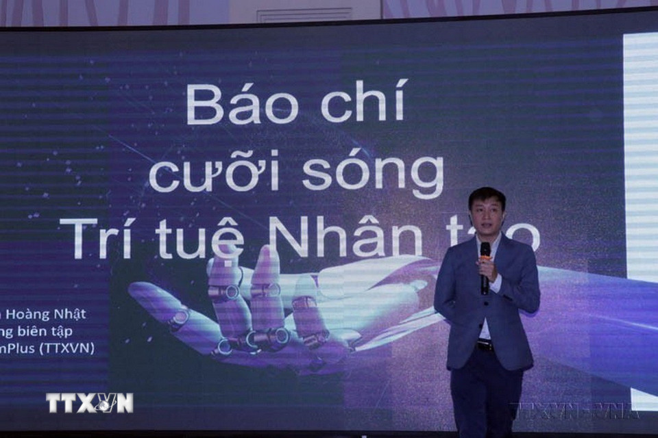 Ông Nguyễn Hoàng Nhật, Phó Tổng Biên tập Báo VietnamPlus (TTXVN) trao đổi, chia sẻ về ứng dụng trí tuệ nhân tạo (AI) trong sản xuất tin bài tại Tập huấn “Ứng dụng trí tuệ nhân tạo trong sản xuất tin, bài” cho lãnh đạo các cơ quan báo chí (Đà Lạt, 1/12/2023). (Ảnh: Quốc Hùng/TTXVN)