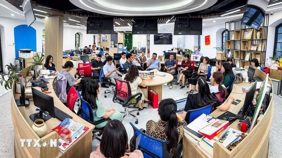 "Tòa soạn hội tụ Nhân Dân điện tử" hiện đại là một trong những giải pháp quan trọng nhằm hiện thực hóa chiến lược chuyển đổi số, ứng dụng mạnh mẽ công nghệ vào hoạt động báo chí của Báo Nhân Dân. (Ảnh: Thành Đạt/ TTXVN phát)