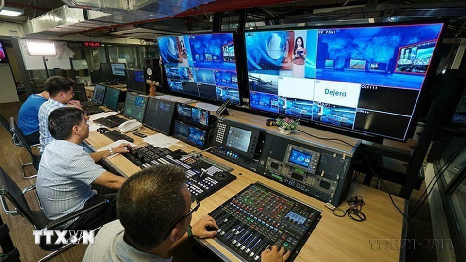 Trong xu thế công nghệ phát thanh-truyền hình phát triển liên tục, các kỹ thuật viên dựng hình của Truyền hình Thông tấn phải ngày đêm học hỏi, tiếp cận công nghệ, các phần mềm dựng phim mới để đáp ứng tốt yêu cầu chuyên môn. (Ảnh: TTXVN)
