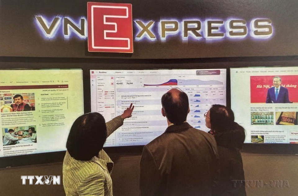 Hệ thống cập nhật chỉ số bài viết theo thời gian thực, được đặt tại trung tâm báo Điện tử VNExpress. (Ảnh: Anh Phú/ TTXVN phát)