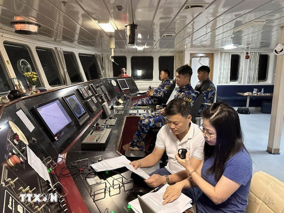 Cùng với sự phát triển của internet, điện thoại thông minh, thiết bị điện tử thông minh khác và nhu cầu sử dụng công nghệ của con người ngày một tăng cao đã mở ra xu hướng làm báo mới cho nền báo chí truyền thông Việt Nam. Trong ảnh: Nhà báo Nguyễn Lan Phương - Đài Tiếng nói Việt Nam, làm bản tin phát thanh trên Tàu 571, trong chuyến thăm và tác nghiệp tại quần đảo Trường Sa năm 2023. (Ảnh: Thùy Giang/TTXVN)