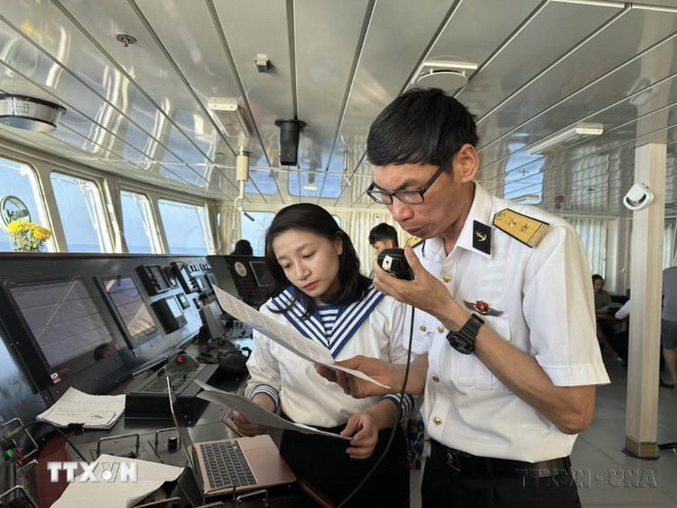 Cùng với sự phát triển của internet, điện thoại thông minh, thiết bị điện tử thông minh khác và nhu cầu sử dụng công nghệ của con người ngày một tăng cao đã mở ra xu hướng làm báo mới cho nền báo chí truyền thông Việt Nam. Trong ảnh: Nhà báo Vũ Hưởng - Báo Hải quân, thực hiện bản tin phát thanh trên tàu, trong chuyến thăm và tác nghiệp tại quần đảo Trường Sa năm 2023. (Ảnh: Thùy Giang/TTXVN)