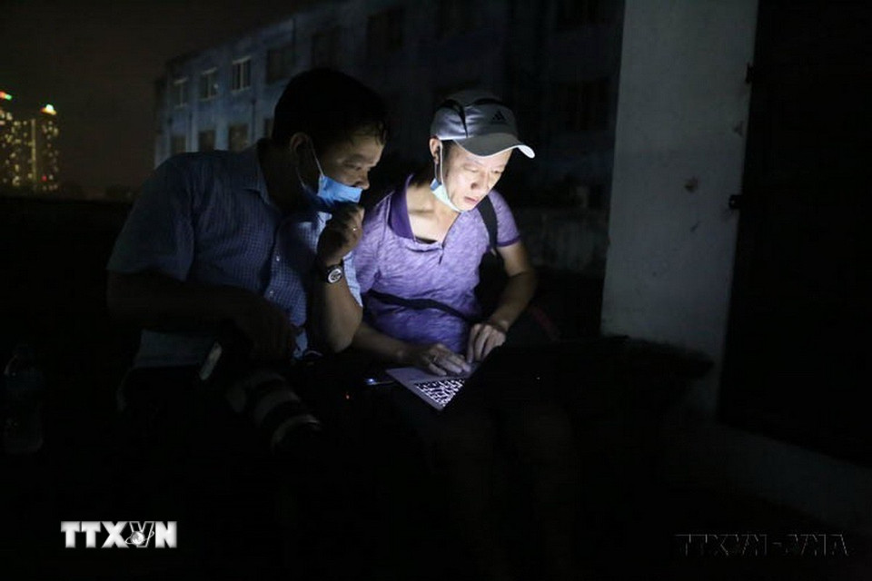 Cùng với sự phát triển của internet, điện thoại thông minh, thiết bị điện tử thông minh khác và nhu cầu sử dụng công nghệ của con người ngày một tăng cao đã mở ra xu hướng làm báo mới cho nền báo chí truyền thông Việt Nam. Trong ảnh: Các phóng viên ảnh của TTXVN tác nghiệp và gửi ảnh ngay tại hiện trường vụ cháy ở Công ty Cổ phần bóng đèn phích nước Rạng Đông, đêm 28/8/2019. (Ảnh: TTXVN)