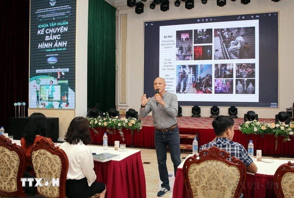 Nhiếp ảnh gia Nguyễn Á giới thiệu, kể chuyện về các tác phẩm ảnh xuất sắc cho học viên tại lớp tập huấn “Kể chuyện bằng hình ảnh trên các loại hình truyền thông” (Lai Châu, 25/8/2022). (Ảnh: Quý Trung/TTXVN)