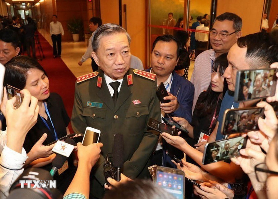 Cùng với sự phát triển của internet, điện thoại thông minh, thiết bị điện tử thông minh khác và nhu cầu sử dụng công nghệ của con người ngày một tăng cao đã mở ra xu hướng làm báo mới cho nền báo chí truyền thông Việt Nam. Trong ảnh: Đại tướng, Bộ trưởng Bộ Công an Tô Lâm trả lời phỏng vấn phóng viên các cơ quan thông tấn, báo chí trong giờ nghỉ giải lao tại Kỳ họp thứ Tám, Quốc hội khóa XIV. (Ảnh: Trọng Đức/TTXVN)