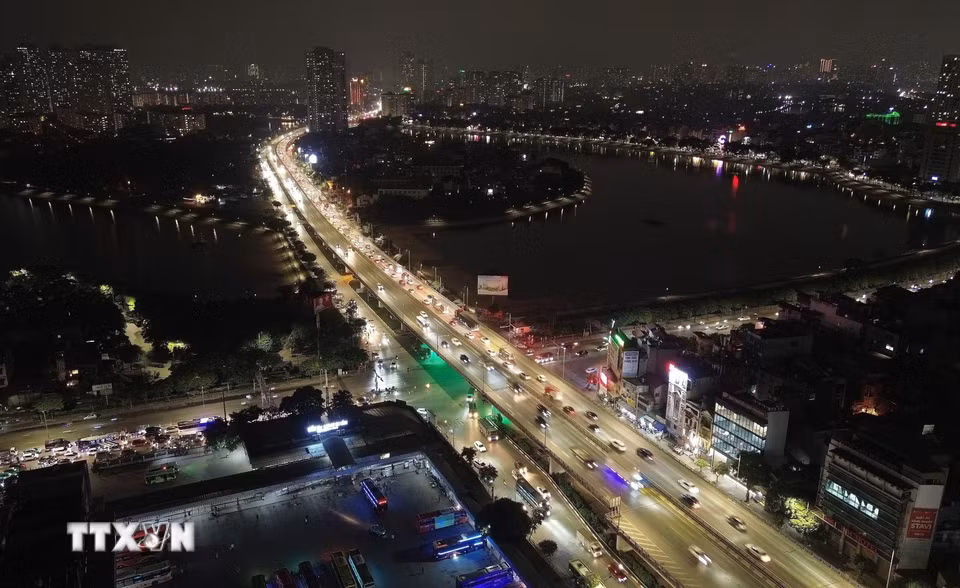 Các phương tiện di chuyển thành hàng dài trong đêm trên đường Vành đai 3 trên cao hướng đi Mai Dịch, cầu Thăng Long. (Ảnh: Quốc Khánh/TTXVN)