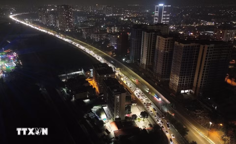 Dòng phương tiện di chuyển đông đúc dài hàng km vào trung tâm và lên Vành đai 3 trên cao từ cao tốc Pháp Vân - Cầu Giẽ trong đêm muộn. (Ảnh: Quốc Khánh/TTXVN)