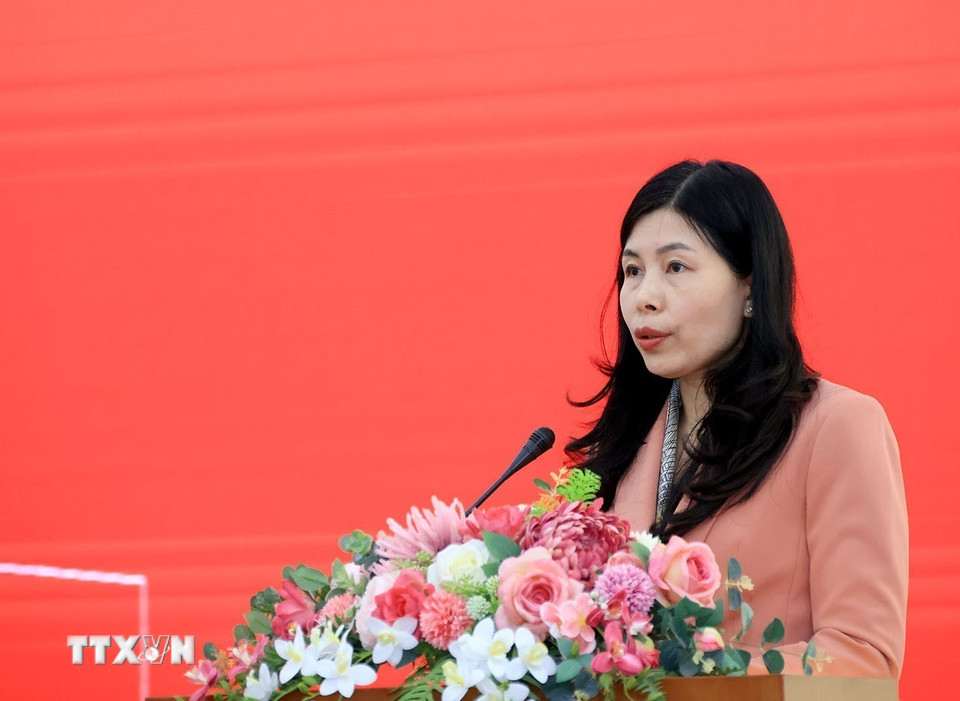 Phó Bí thư Chuyên trách Đảng ủy Thông tấn xã Việt Nam Đỗ Thị Trang báo cáo kết quả công tác của Đảng bộ Thông tấn xã Việt Nam năm 2025. (Ảnh: Tuấn Anh/TTXVN)