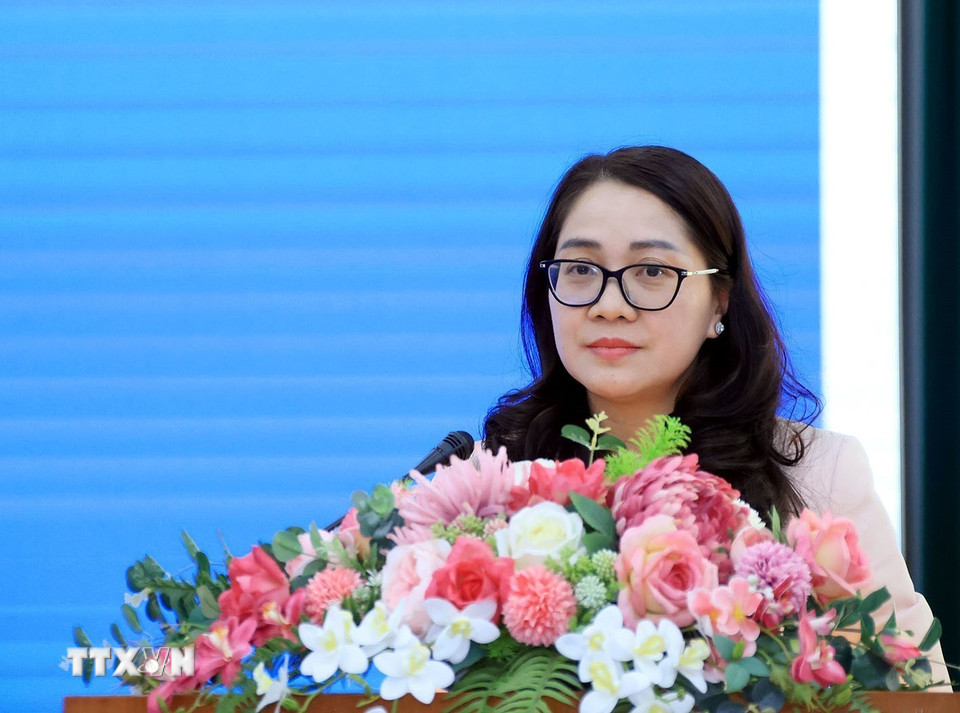 Bà Nguyễn Thị Ngọc Anh, Phó trưởng Ban Thư ký Biên tập và Quan hệ đối ngoại trình bày tham luận. (Ảnh: Tuấn Anh/TTXVN)