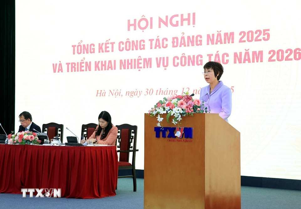 Bà Vũ Việt Trang, Ủy viên Ban Chấp hành Đảng bộ Chính phủ, Bí thư Đảng ủy, Tổng Giám đốc, Chủ tịch Liên Chi hội Nhà báo Thông tấn xã Việt Nam phát biểu. (Ảnh: Tuấn Anh/TTXVN)