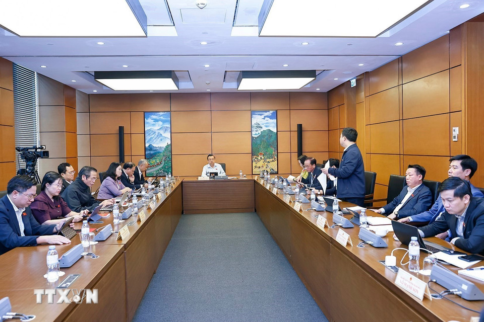 Đoàn đại biểu Quốc hội các tỉnh Thanh Hóa và Tây Ninh thảo luận ở tổ. (Ảnh: Doãn Tấn/TTXVN)