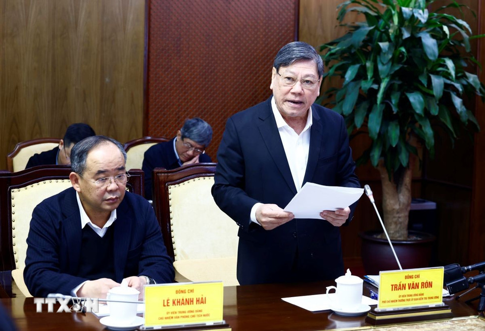 Đồng chí Trần Văn Rón, Ủy viên Trung ương Đảng, Phó Chủ nhiệm Thường trực Ủy ban Kiểm tra Trung ương, Phó Trưởng đoàn Thường trực Đoàn Kiểm tra số 1907 công bố quyết định. (Ảnh: Lâm Khánh/TTXVN)