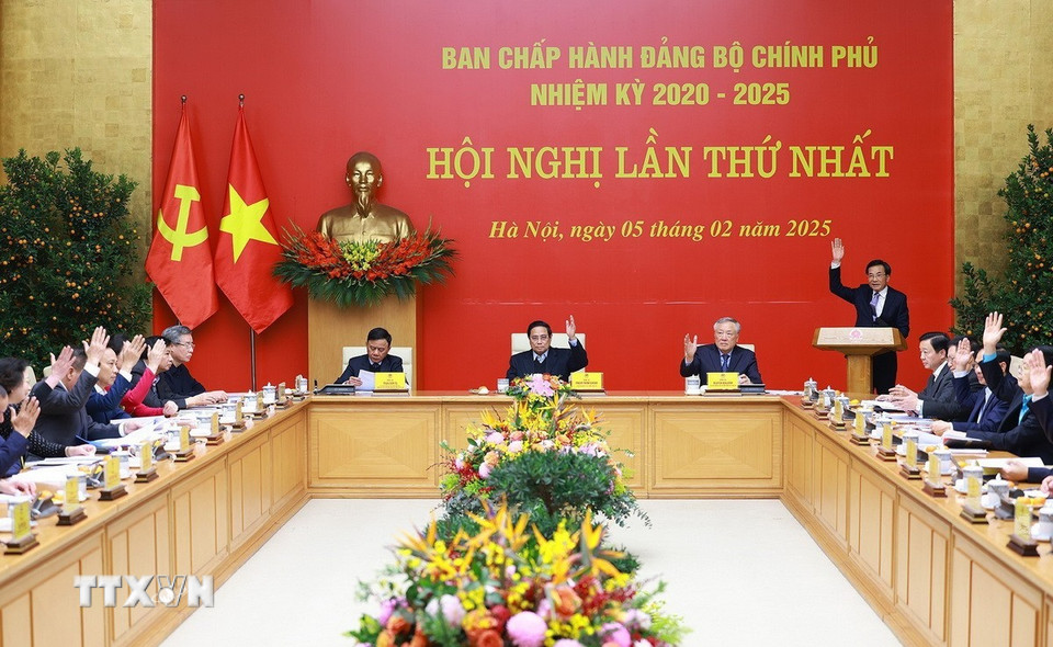 Thủ tướng Phạm Minh Chính và các đại biểu biểu quyết thông qua chương trình Hội nghị lần thứ nhất Ban Chấp hành Đảng bộ Chính phủ nhiệm kỳ 2020-2025. (Ảnh: Dương Giang/TTXVN)