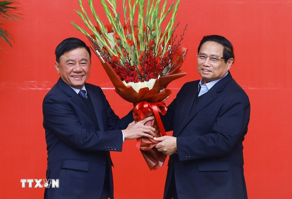 Đồng chí Trần Cẩm Tú, Thường trực Ban Bí thư tặng hoa chúc mừng đồng chí Phạm Minh Chính được Bộ chính trị chỉ định giữ chức vụ Bí thư Đảng ủy Chính phủ nhiệm kỳ 2020-2025. (Ảnh: Dương Giang/TTXVN)