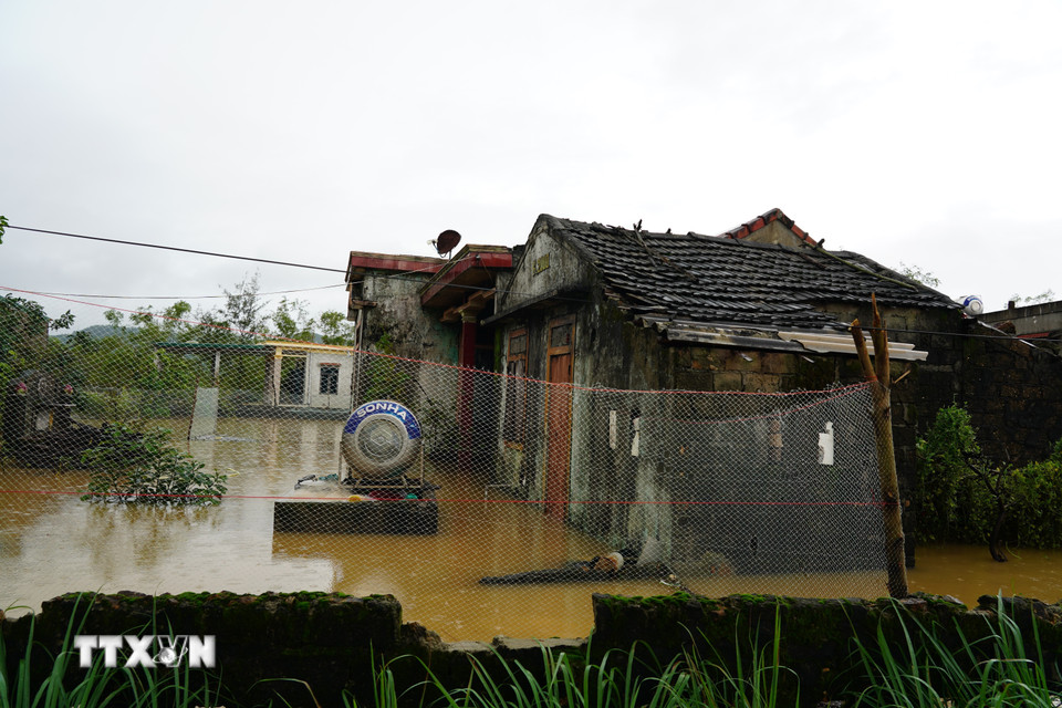 Mưa lớn khiến mực nước tại thôn Tiền Phong, xã Bắc Trạch, dâng cao trong đêm. (Ảnh: Thanh Thủy/TTXVN)