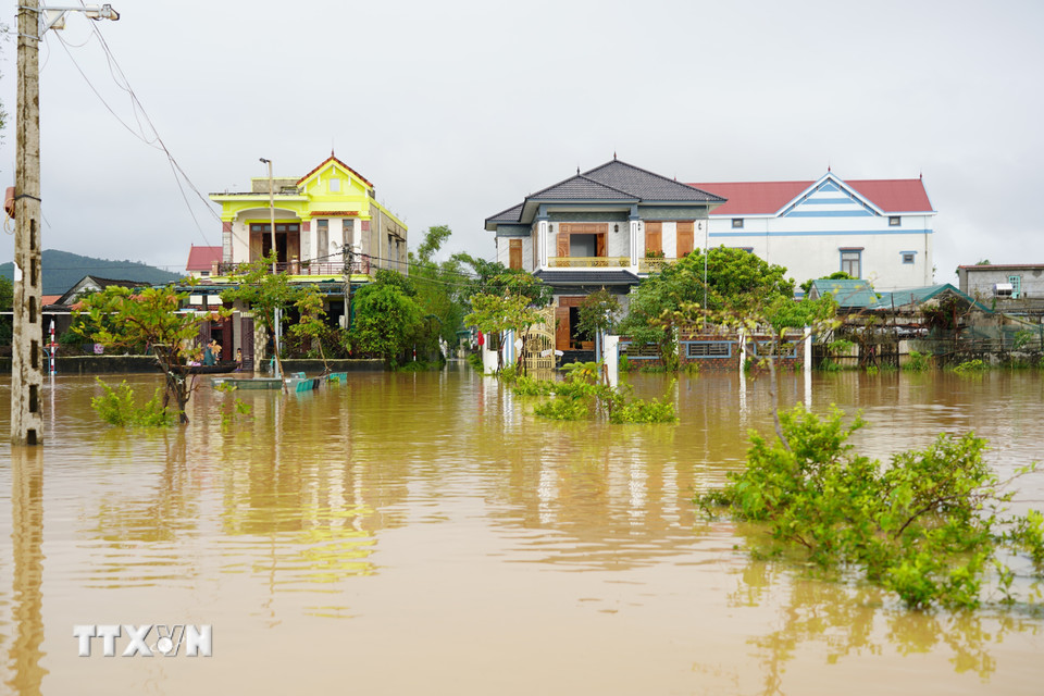 Hệ thống đường giao thông của thôn Tiền Phong, xã Bắc Trạch bị ngập sâu trong nước. (Ảnh: Thanh Thủy/TTXVN)