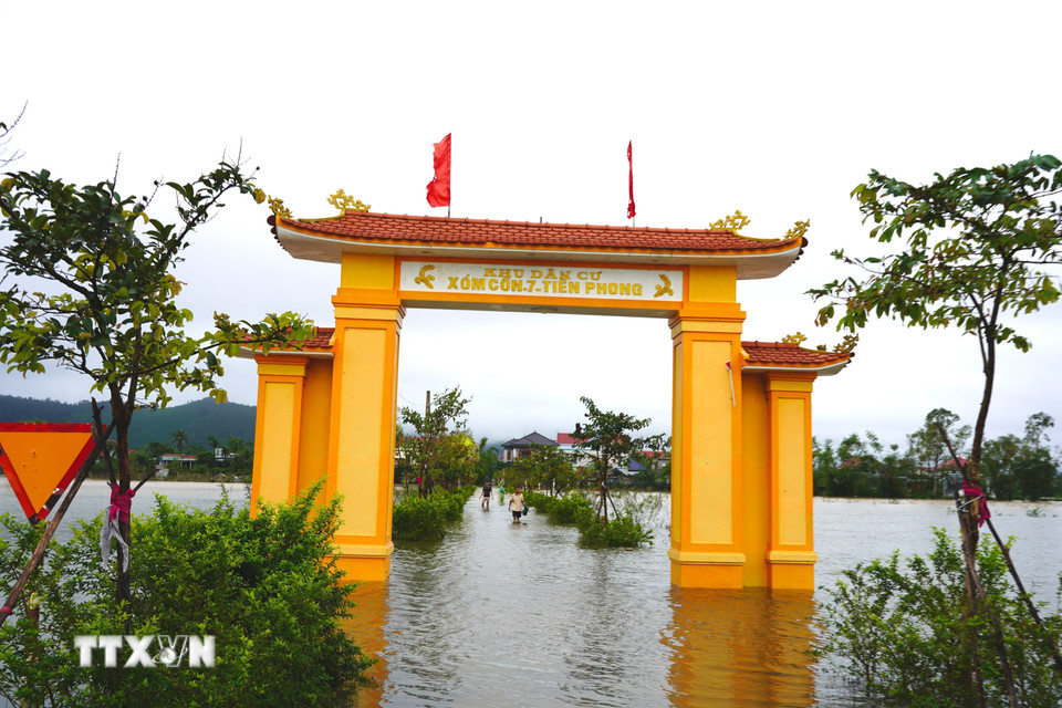 Thôn Tiền Phong, xã Bắc Trạch bị ngập sâu trong nước. (Ảnh: Thanh Thủy/TTXVN)