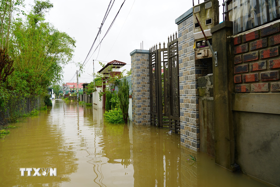 Hệ thống đường giao thông của thôn Tiền Phong, xã Bắc Trạch bị ngập sâu trong nước. (Ảnh: Thanh Thủy/TTXVN)