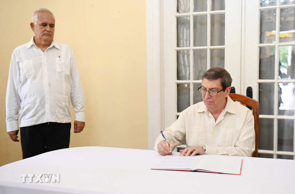 Ủy viên Bộ Chính trị, Bộ trưởng Ngoại giao Cuba Bruno Rodríguez Parrilla ghi sổ tang. (Ảnh: Việt Hùng/TTXVN)