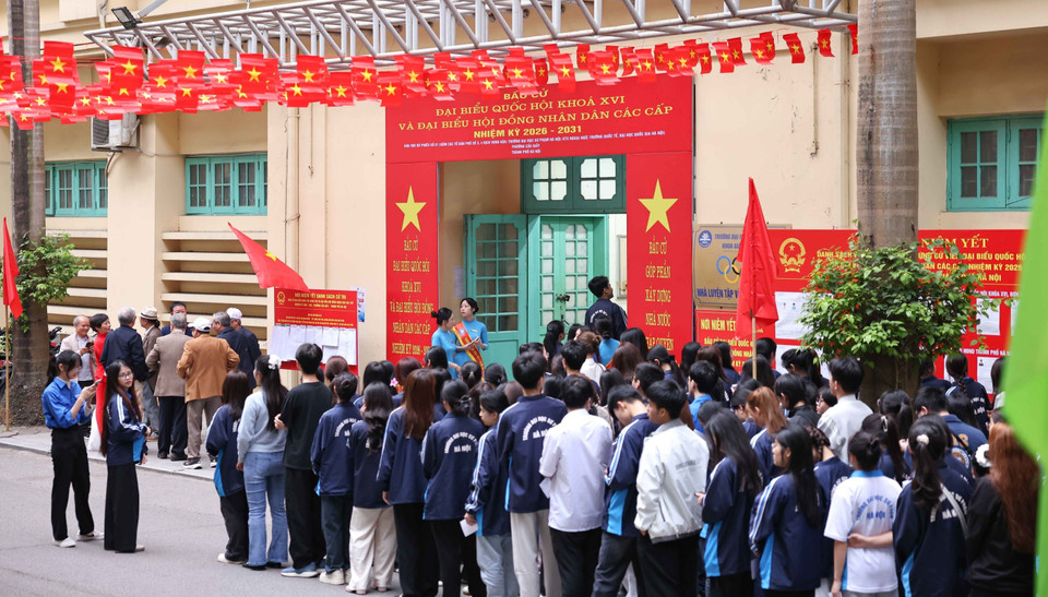 Tại khu vực bỏ phiếu số 01 của phường Cầu Giấy (Hà Nội), đặt tại Nhà Thể chất của Trường Đại học Sư phạm Hà Nội, các sinh viên trong Ký túc xá của trường đăng ký bỏ phiếu tại điểm này đã hăng hái đi bầu cử. (Ảnh: Thanh Tùng/TTXVN)