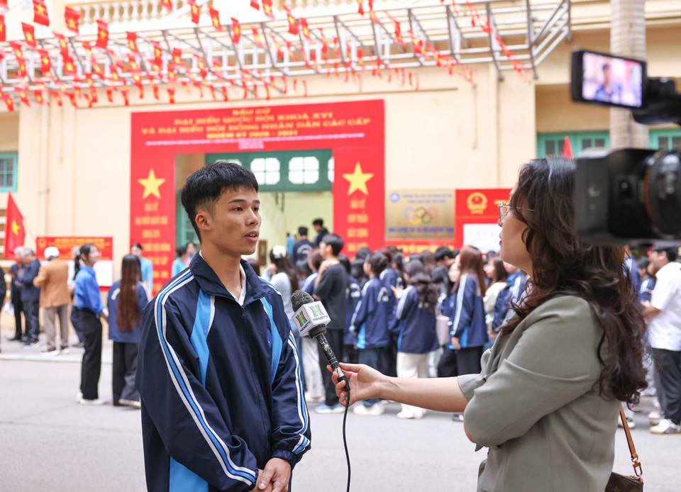 Sinh viên trả lời phóng vấn của cơ quan báo chí. (Ảnh: Thanh Tùng/TTXVN)