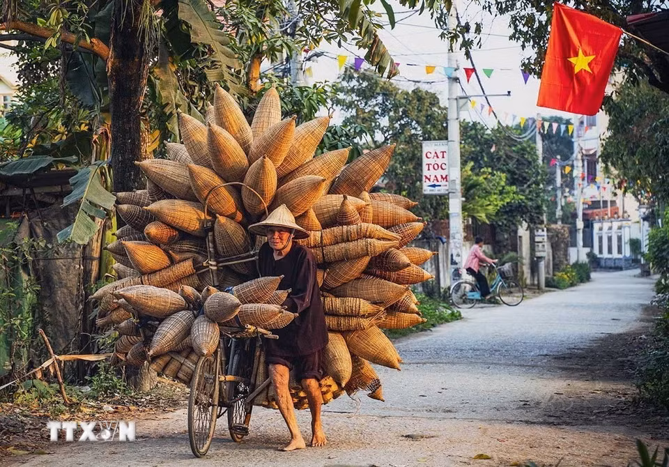 Hình ảnh chiếc xe đạp thồ cùng với những chiếc đó, những ngư cụ nông nghiệp rong ruổi khắp nơi từ lâu đã in sâu trong tâm trí nhiều người khi nhắc đến làng nghề đan đó Thủ Sỷ. (Ảnh: Khánh Hòa/TTXVN)