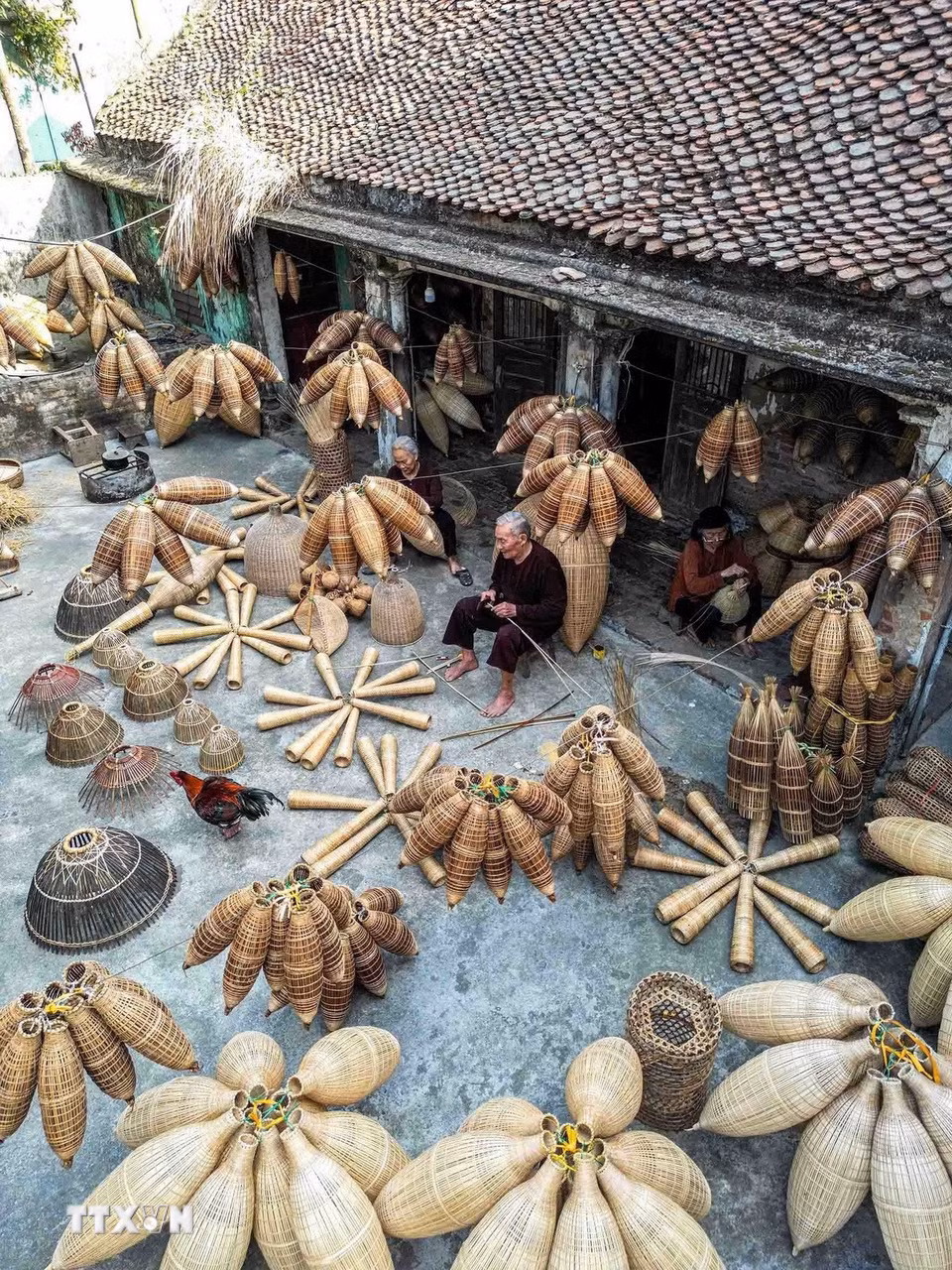 Công việc đan đó không chỉ dừng lại ở mưu sinh mà còn là di sản văn hóa của vùng Đồng bằng sông Hồng. (Ảnh: Khánh Hòa/TTXVN)