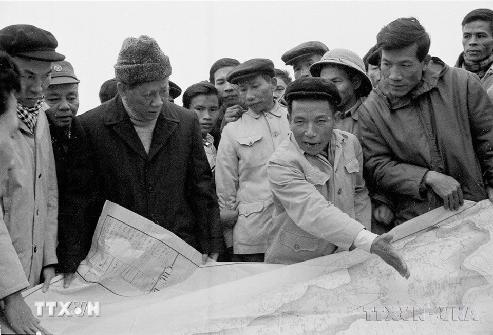 Tổng Bí thư Lê Duẩn thăm công trường xây dựng hệ thống thủy lợi sông Hoàng Mai, tỉnh Thanh Hóa (17/1/1978). (Ảnh: Văn Bảo/TTXVN)